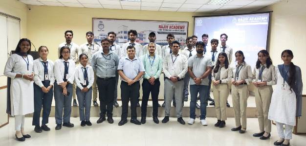 राजीव एकेडमी के मेधावी छात्र-छात्राओं ने भरी उड़ान, एचडीबी फाइनेंशियल सर्विसेज में 12 को मिली जॉब