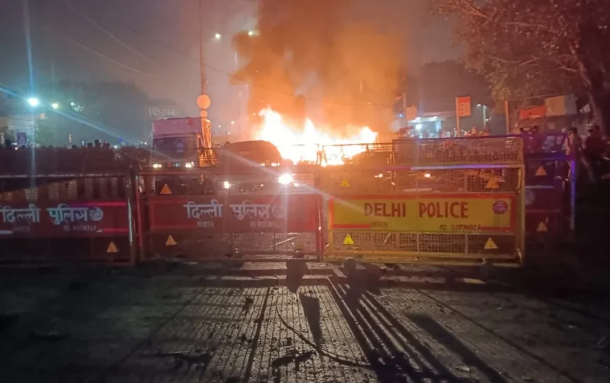 दिल्ली में लाल किले के पास कार में हुआ धमाका, गाड़ियों के परखच्चे उड़े, आठ लोगों की मौत और 12 लोग घायल, स्पेशल सेल और फॉरेंसिक टीम जांच में जुटी, गृह मंत्री ने पुलिस कमिश्नर से ली रिपोर्ट, NIA-NSG की टीमें रवाना