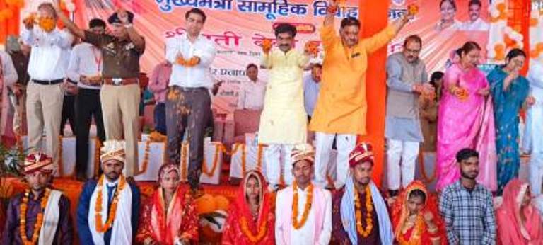 मुख्यमंत्री सामूहिक विवाह योजना के अंतर्गत हाथरस में 468 जोड़ों का विवाह सम्पन्न, जिला स्पोर्ट्स स्टेडियम में भव्य आयोजन, जनप्रतिनिधियों ने दिया आशीर्वाद