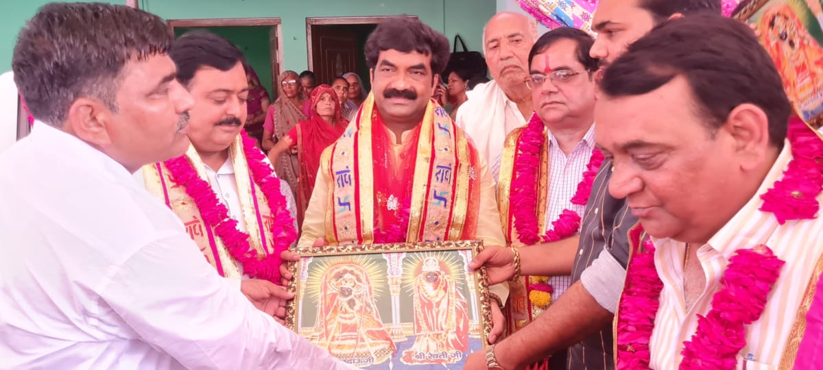 पैठगांव में सीसी टाइल्स सड़क व पेयजल टंकी का लोकार्पण, ब्लॉक प्रमुख ने ग्रामीणों से किए विकास के वादे