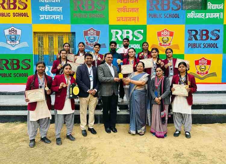 आरबीएस पब्लिक स्कूल की छात्राओं ने रस्साकशी में जीता स्वर्ण पदक, विद्यालय का नाम किया रोशन