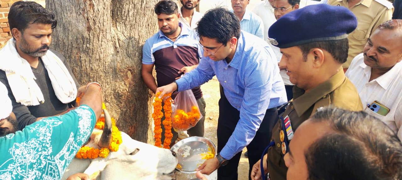डीएम-एसपी ने गौशाला का किया निरीक्षण, बेहतर व्यवस्थाओं के दिए निर्देश, गौ-पूजन कर गुड़-चना खिलाया, जिलाधिकारी बोले – चारा, पानी और इलाज में न हो लापरवाही
