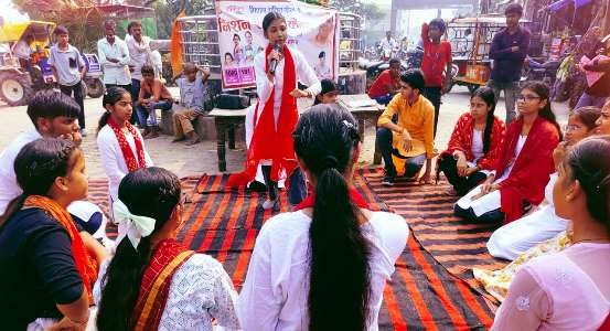 महिला सुरक्षा-स्वाभिमान को लेकर हाथरस में चला जागरूकता अभियान, पुलिस की चौपाल में सुनी गई महिलाओं की समस्याएं, तुरंत निस्तारण का आश्वासन