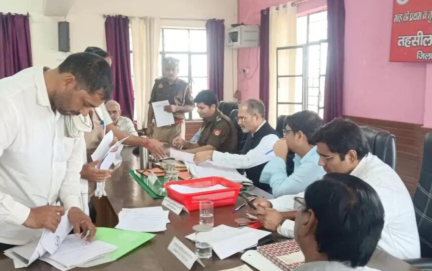 सादाबाद : तहसील दिवस में सीडीओ ने सुनी शिकायतें, दो दर्जन से अधिक शिकायतों में राजस्व की शिकायत सबसे ज्यादा