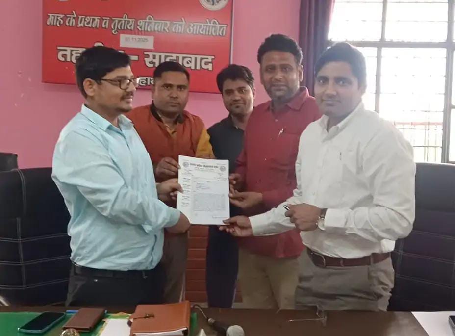 सादाबाद : लेखपालों ने एसडीएम को सौंपा ज्ञापन, पुरानी मांगों को लेकर मुख्यमंत्री से लगाई निस्तारण की गुहार