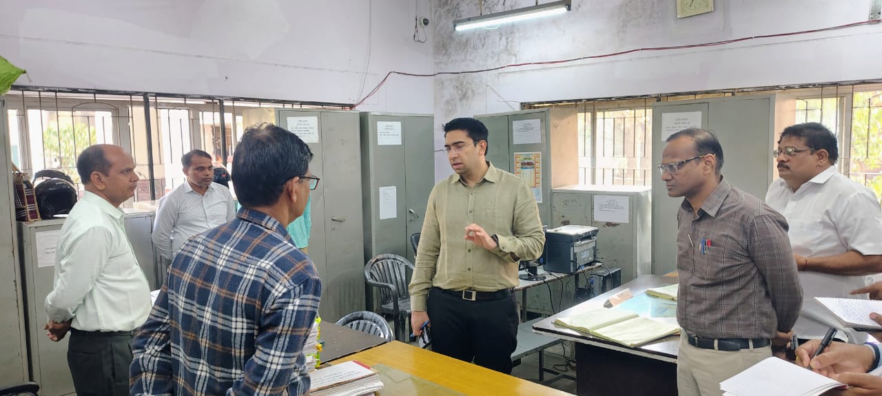 डीएम अतुल वत्स ने डीएलआरसी पटल का निरीक्षण किया, अभिलेख रख-रखाव में लापरवाही नहीं बरतने के निर्देश