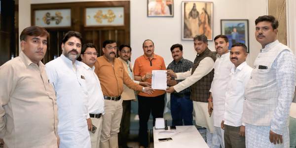 तहसील सदर से तालाब ओवरब्रिज तक डिवाइडर निर्माण की मांग, जन सेवार्थ मंच ने पूर्व सांसद को सौंपा ज्ञापन