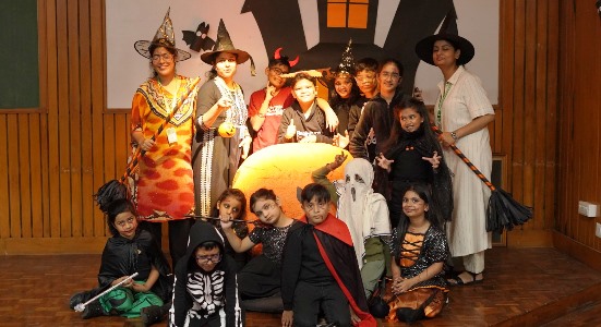 शारदा वर्ल्ड स्कूल कीठम में हैलोवीन-डे मनाया, विद्यार्थियों की कॉस्ट्यूम परेड और प्रस्तुतीकरण ने जीता सभी का दिल
