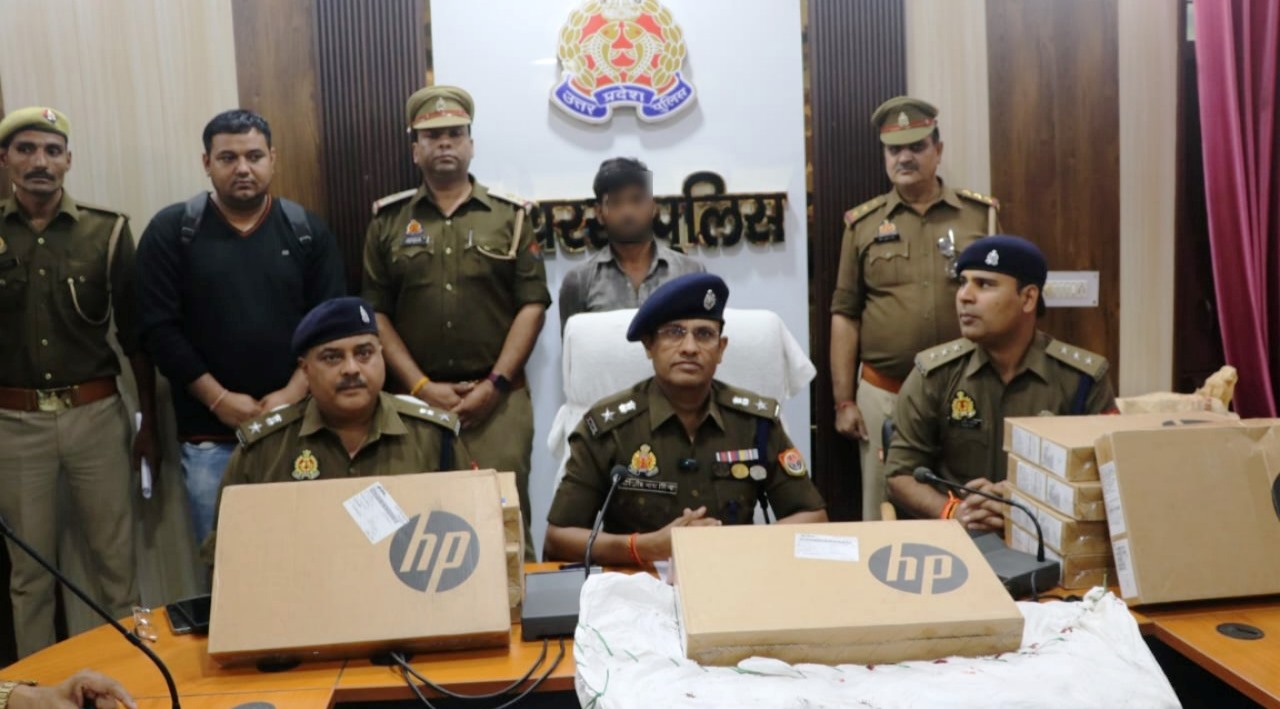 हाथरस में अंतर्राज्यीय चोर गिरोह का भंडाफोड़, ढाई करोड़ का माल चोरी कर बेचने की तैयारी नाकाम, 166 लैपटॉप सहित भारी मात्रा में इलेक्ट्रॉनिक सामान बरामद, आरोपी गिरफ्तार