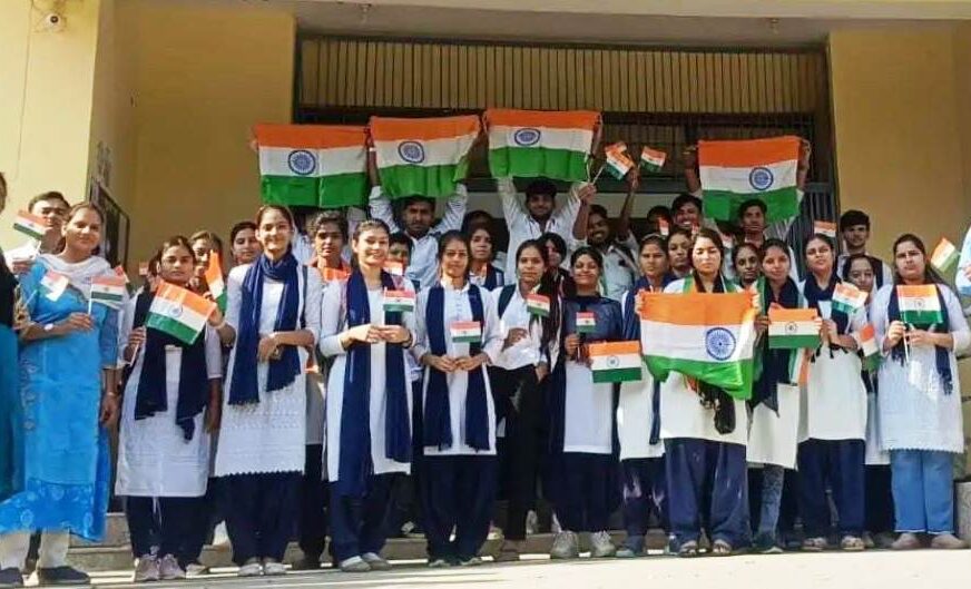 सादाबाद : महिला क्रिकेट टीम की जीत पर जश्न, राजकीय महाविद्यालय में छात्र-छात्राओं ने किया खुशी का इजहार