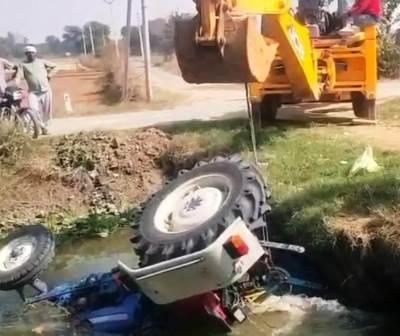 सादाबाद : ट्रैक्टर के नीचे दबे दो लोगों को ग्रामीणों ने सुरक्षित निकाला, मौके पर पहुंची पुलिस