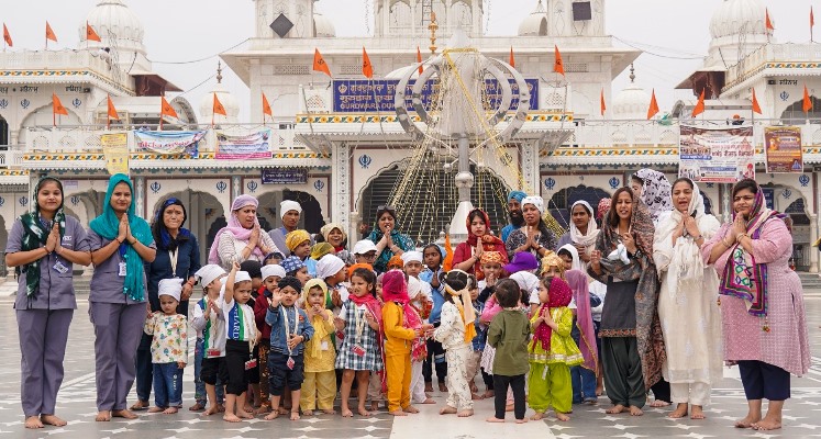 आगरा में शारदा वर्ल्ड स्कूल अर्ली लर्निंग सेंटर के नन्हे विद्यार्थियों ने गुरुद्वारा साहिब में लिया आशीर्वाद