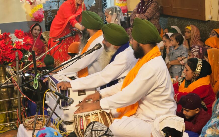 गुरुद्वारे में धूमधाम से मनाया गुरु नानक देव का 556वां अवतार दिवस, शबद कीर्तन और लंगर का हुआ आयोजन