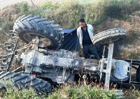 सादाबाद : संतुलन खोकर रजवाहे में गिरा ट्रैक्टर, चालक हुआ घायल, किसानों ने मौके पर पहुंचकर की मदद