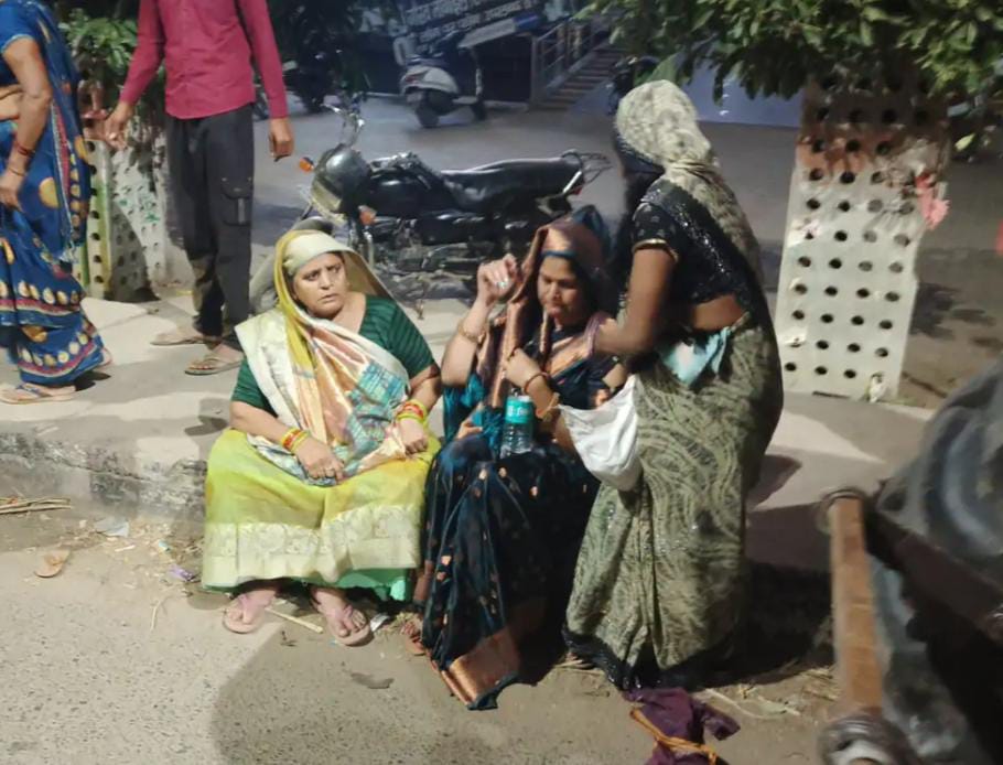 सादाबाद : सांड के हमले में वृद्ध घायल, गांव आरती में आवारा सांड ने भैंस का दूध निकाल रहे वृद्ध पर बोला हमला