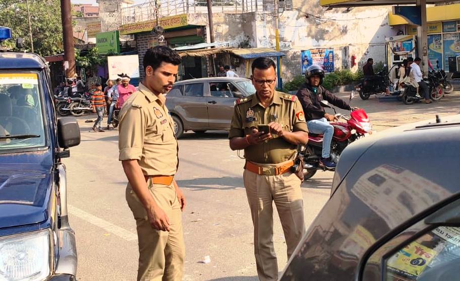 हाथरस में ट्रैफिक नियमों के उल्लंघन पर 208 वाहन चालकों के चालान, बिना हेलमेट और तीन सवारी वालों पर हुई कार्यवाही
