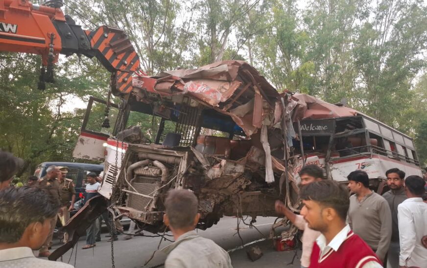 हाथरस में आगरा-अलीगढ़ हाइवे पर भीषण सड़क हादसा, अलीगढ़ डिपो की बस और कैंटर की जोरदार भिड़ंत, मासूम समेत दो लोगों की मौत, एक दर्जन से अधिक लोग घायल