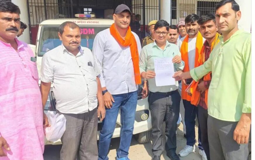 सादाबाद : युवा वाहिनी ने एसडीएम को सौंपा ज्ञापन, गंदे पानी की समस्या को लेकर हिन्दू युवा वाहिनी के पदाधिकारी पहुंचे तहसील