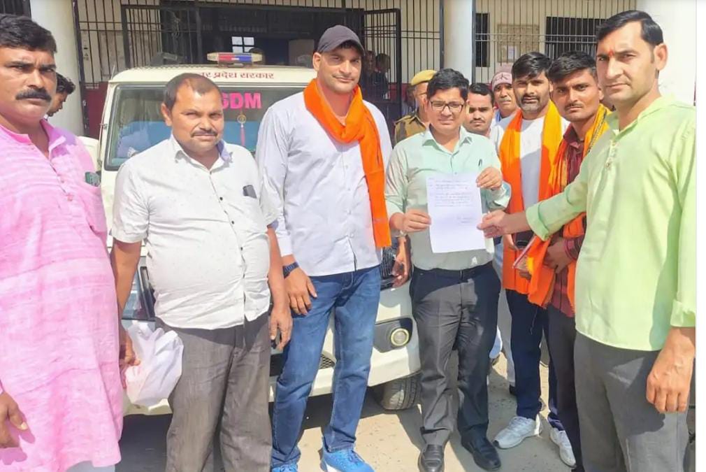 सादाबाद : युवा वाहिनी ने एसडीएम को सौंपा ज्ञापन, गंदे पानी की समस्या को लेकर हिन्दू युवा वाहिनी के पदाधिकारी पहुंचे तहसील