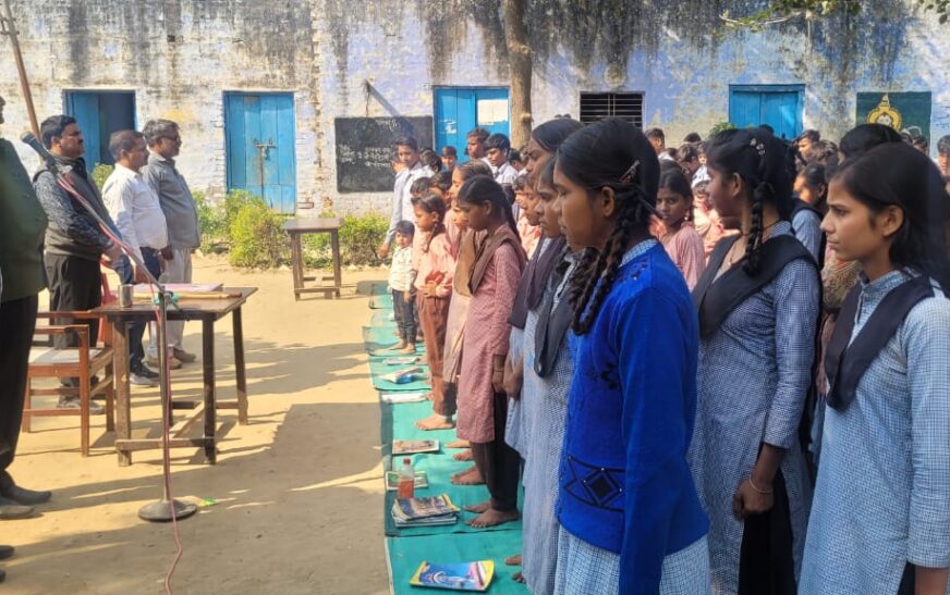 सासनी : वंदे मातरम् के 150 वर्ष पूर्ण होने पर विद्यापीठ इंटर कॉलेज में हुआ सामूहिक गायन कार्यक्रम