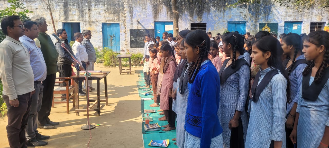 सासनी : वंदे मातरम् के 150 वर्ष पूर्ण होने पर विद्यापीठ इंटर कॉलेज में हुआ सामूहिक गायन कार्यक्रम