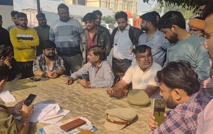 हाथरस रोड पर बाइक शोरूम में चोरी की वारदात, कई इलेक्ट्रॉनिक सामान और पैसे ले गए चोर