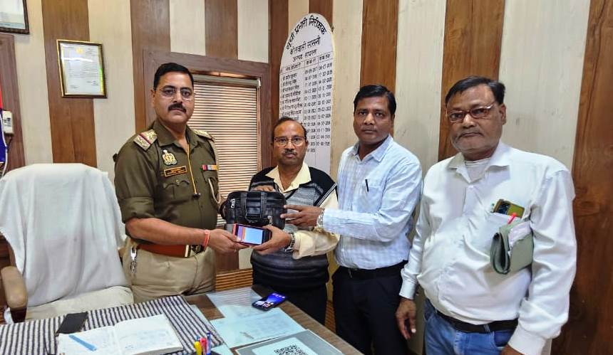 सासनी में सड़क दुर्घटना के बाद गायब बैग बरामद, नगदी समेत रोडवेज के डिपो प्रभारी को सौंपा