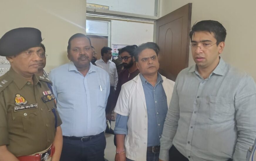 सिकंदराराऊ ट्रॉमा सेंटर का जिलाधिकारी ने किया निरीक्षण, संसाधनों की कमी पूरी करने के निर्देश