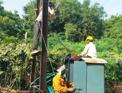 सादाबाद : टेल लेस सिस्टम से कम होंगे फॉल्ट, बिजली विभाग ने कुरसंडा में की नए सिस्टम की शुरुआत।