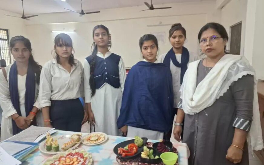 सादाबाद : छात्राओं ने प्रस्तुत किए मौसमी फलों से तैयार सलाद, राजकीय महाविद्यालय में हुआ एक दिवसीय कार्यशाला का आयोजन