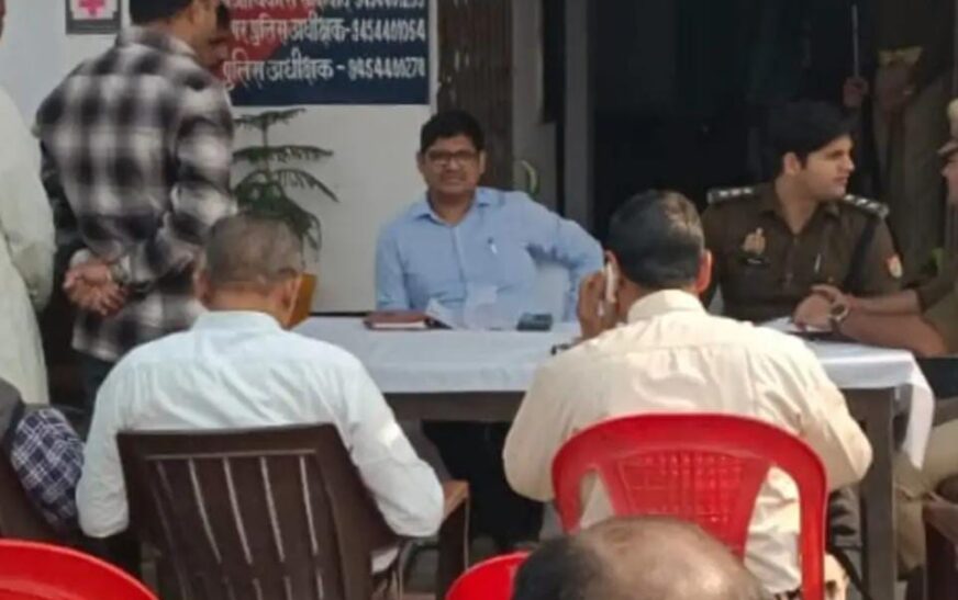 सादाबाद : समाधान दिवस में आई सात शिकायतें, एसडीएम मनीष चौधरी और सीओ अमित पाठक रहे मौजूद