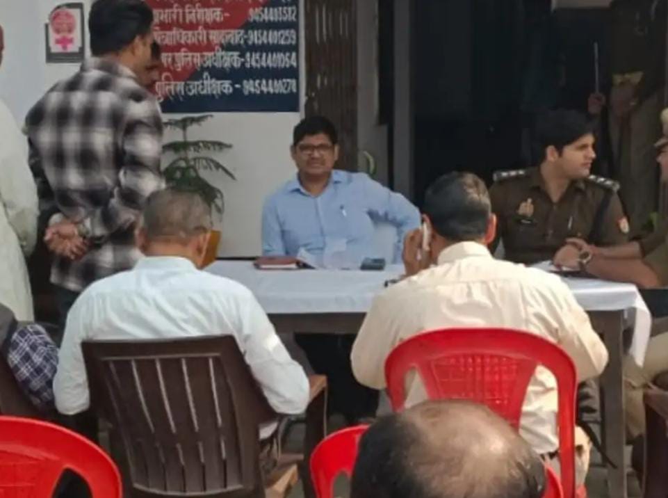 सादाबाद : समाधान दिवस में आई सात शिकायतें, एसडीएम मनीष चौधरी और सीओ अमित पाठक रहे मौजूद