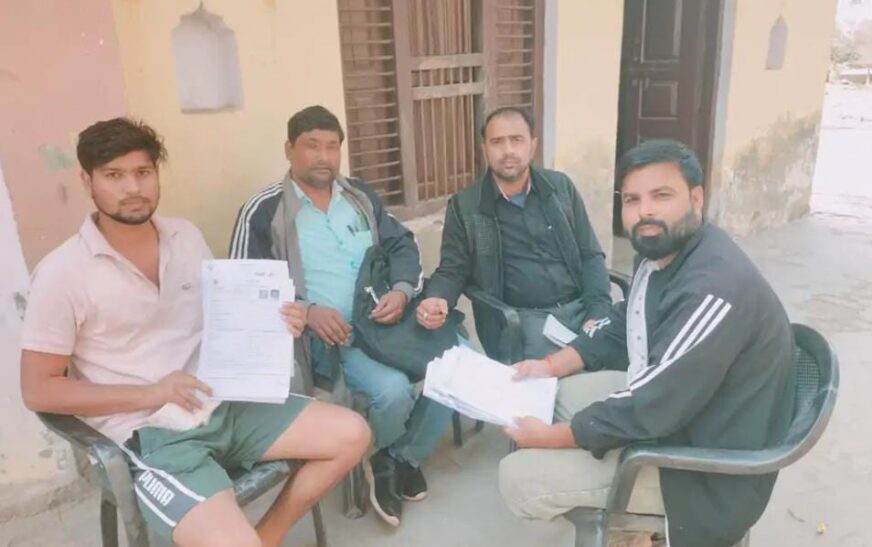 सादाबाद : कुरसंडा में एसआईआर की शुरुआत, बीएलओ घर-घर जाकर मतदाताओं को उपलब्ध करा रहे प्रपत्र