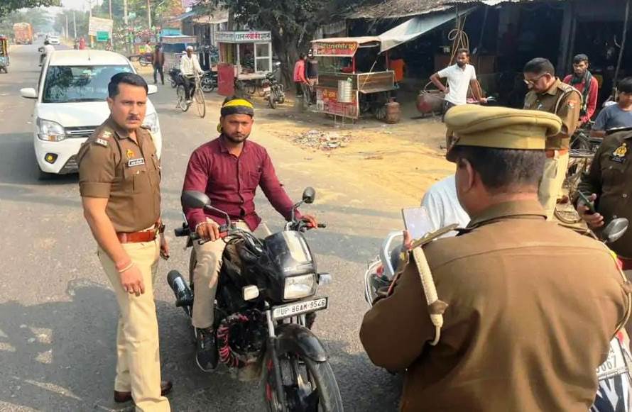 पुलिस ने बाइक से स्टंट करने वालों की ली खबर, सहपऊ में धर्मशाला चौराहे पर पुलिस ने चलाया चेकिंग अभियान