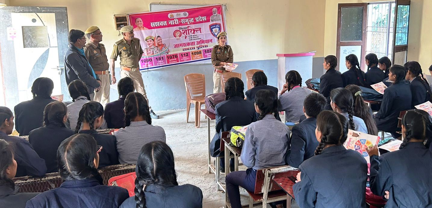 मिशन शक्ति के तहत हाथरस पुलिस ने महिलाओं व बालिकाओं को किया जागरूक, हेल्पलाइन नंबरों की जानकारी दी