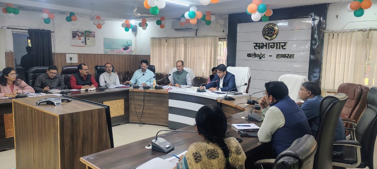 विद्यालयों की स्थिति सुधारें और छात्र उपस्थिति शत-प्रतिशत सुनिश्चित करें : डीएम अतुल वत्स