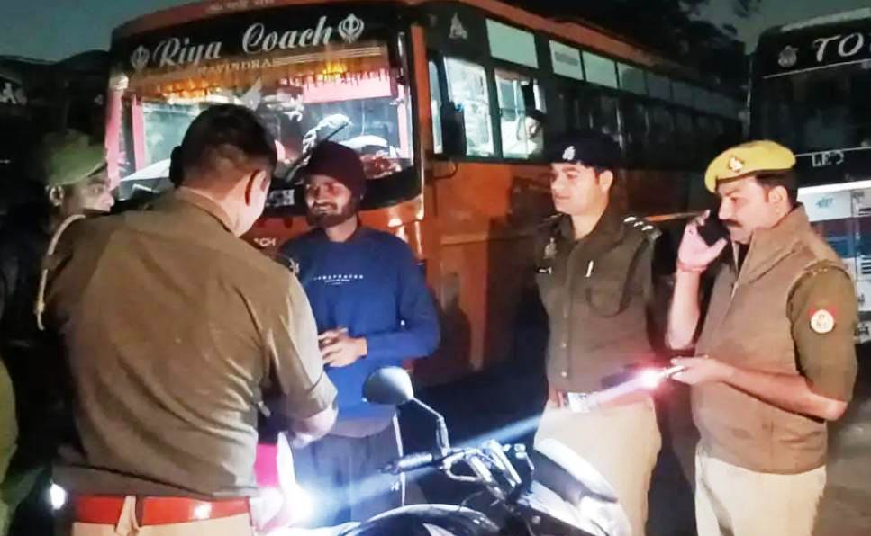 दिल्ली में ब्लास्ट का बाद सादाबाद क्षेत्र में रातभर चली चेकिंग, थानाध्यक्ष की मौजूदगी में कस्बा-देहात के विभिन्न इलाकों में चला अभियान