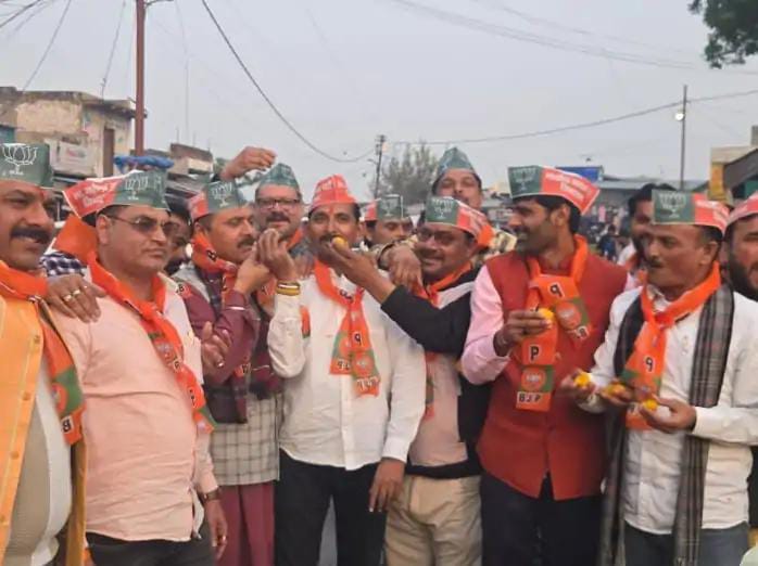 सादाबाद : बिहार विधानसभा चुनाव में धमाकेदार जीत पर जश्न, भाजपा नेताओं ने कस्बा-देहात में मिठाई बांटी, आतिशबाजी कर दी जीत की बधाई