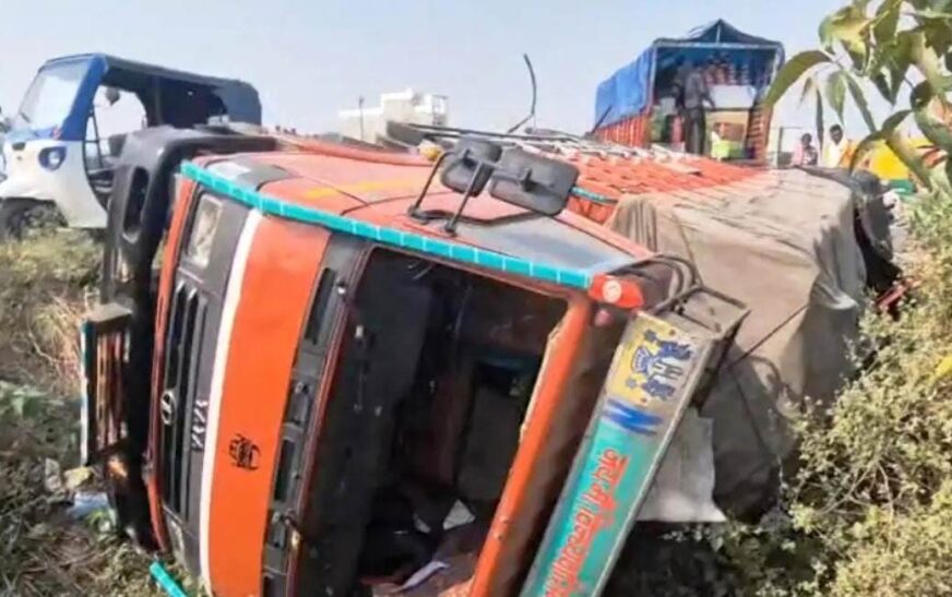 सिकंदराराऊ : सेब से भरा ट्रक अनियंत्रित होकर पलटा, चालक घायल