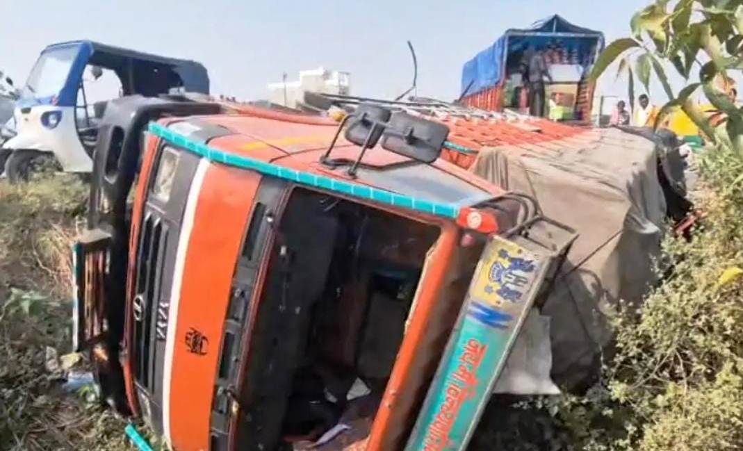 सिकंदराराऊ : सेब से भरा ट्रक अनियंत्रित होकर पलटा, चालक घायल