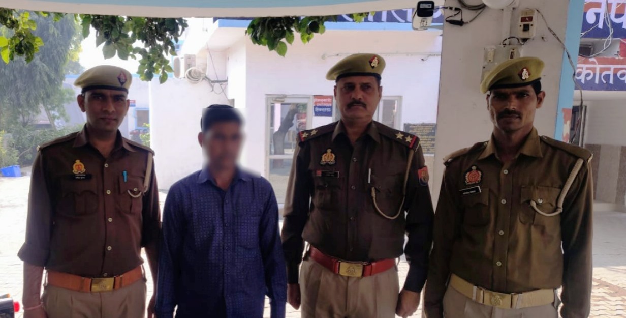 सिकंदराराऊ पुलिस ने 25 क्वार्टर अवैध देशी शराब के साथ एक अभियुक्त दबोचा