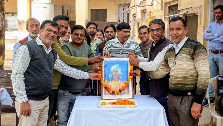 जयंती पर याद किए क्रांतिकारी बिरसा मुंडा, सादाबाद इंटर कॉलेज में हुआ आयोजन, प्रतियोगी छात्र-छात्राओं को किया सम्मानित