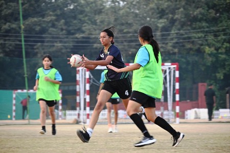 डीपीएस अलीगढ़ में नेशनल हैण्डबॉल चैम्पियनशिप का आगाज, देशभर से डीपीएस के विद्यार्थियों ने लिया हिस्सा, हैण्डबॉल एसोसिएशन इण्डिया के एक्ज्यूकेटिव डायरेक्टर आनंदेश्वर पाण्डेय ने किया शुभारम्भ