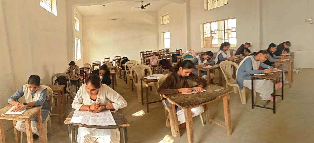 श्री रामेश्वर दास अग्रवाल कन्या महाविद्यालय में निबंध लेखन प्रतियोगिता का हुआ आयोजन