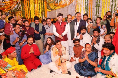 हाथरस में कंस वध श्रीकृष्ण-बलराम लीला कार्यक्रम का हुआ भव्य आयोजन, 135 वर्षों से चली आ रही भव्य लीला पर की आयोजकों की सराहना, मंत्री अरविंद शर्मा बोले –  महोत्सव को जल्द मिलेगी सरकारी मान्यता, सांसद-विधायक सहित कई जनप्रतिनिधि रहे मौजूद