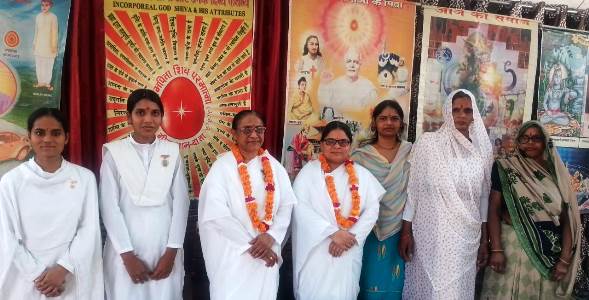 गीता पाठशाला में लहराया शिव ध्वज, आध्यात्मिकता और शांति का संदेश