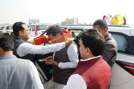 हाथरस में बिजली की कमी नहीं रहने दी जाएगी, उपभोक्ताओं की समस्याओं का त्वरित समाधान करें अधिकारी, स्मार्ट मीटर अपनाने की ऊर्जा मंत्री की अपील, बिजली विभाग के अधिकारियों ने किया कैबिनेट मंत्री का स्वागत