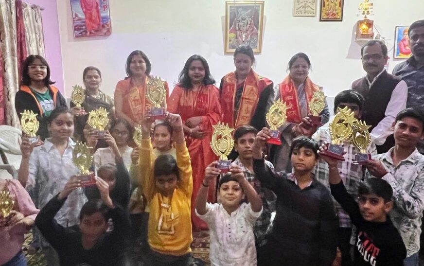 सिकंदराराऊ : बाल दिवस पर पालीवाल कोचिंग सेंटर में किया गया मेधावी छात्र-छात्राओं को सम्मानित