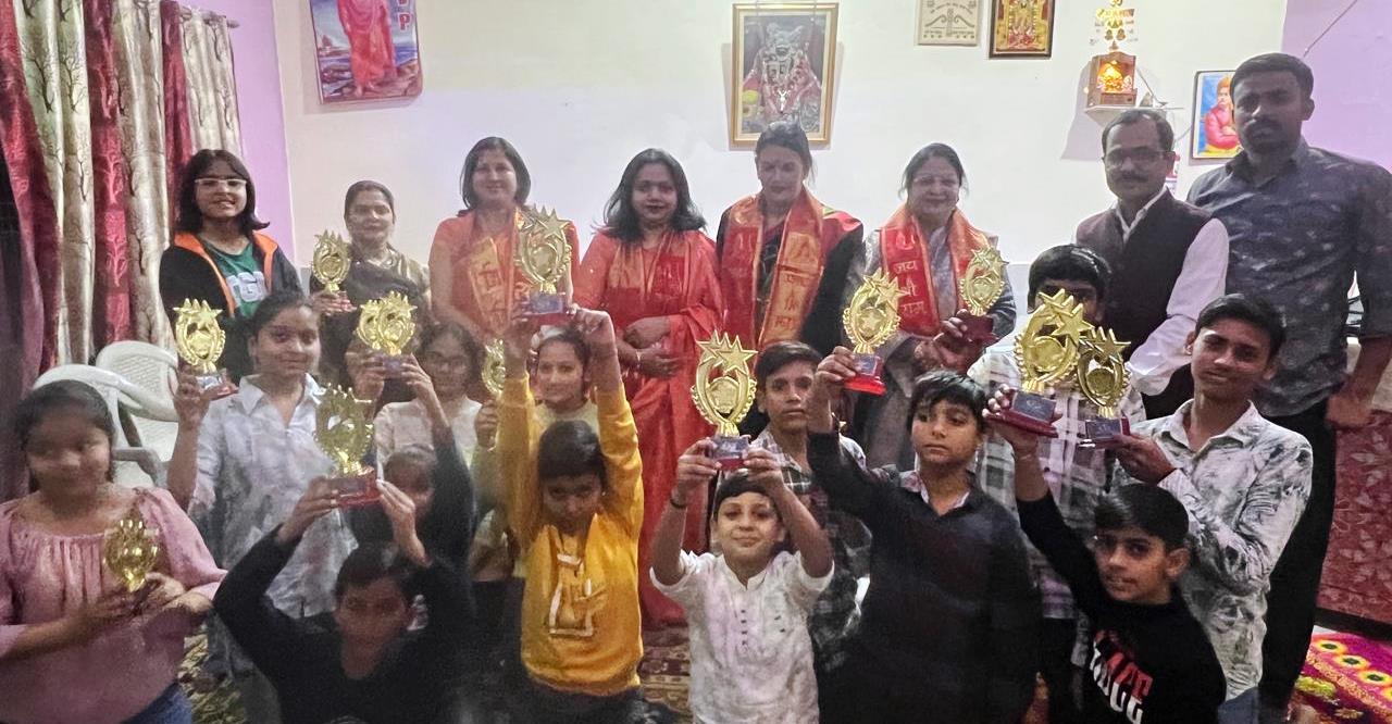 सिकंदराराऊ : बाल दिवस पर पालीवाल कोचिंग सेंटर में किया गया मेधावी छात्र-छात्राओं को सम्मानित