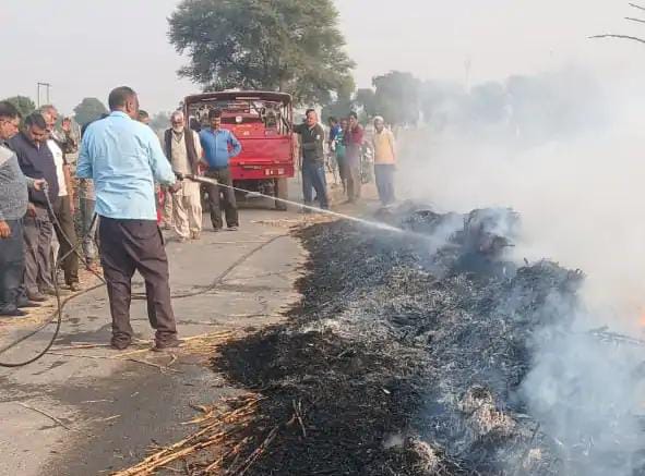 आग लगने से किसान को भारी नुकसान, अज्ञात कारणों से लगी आग, सादाबाद क्षेत्र के गांव नगला गूलर की घटना